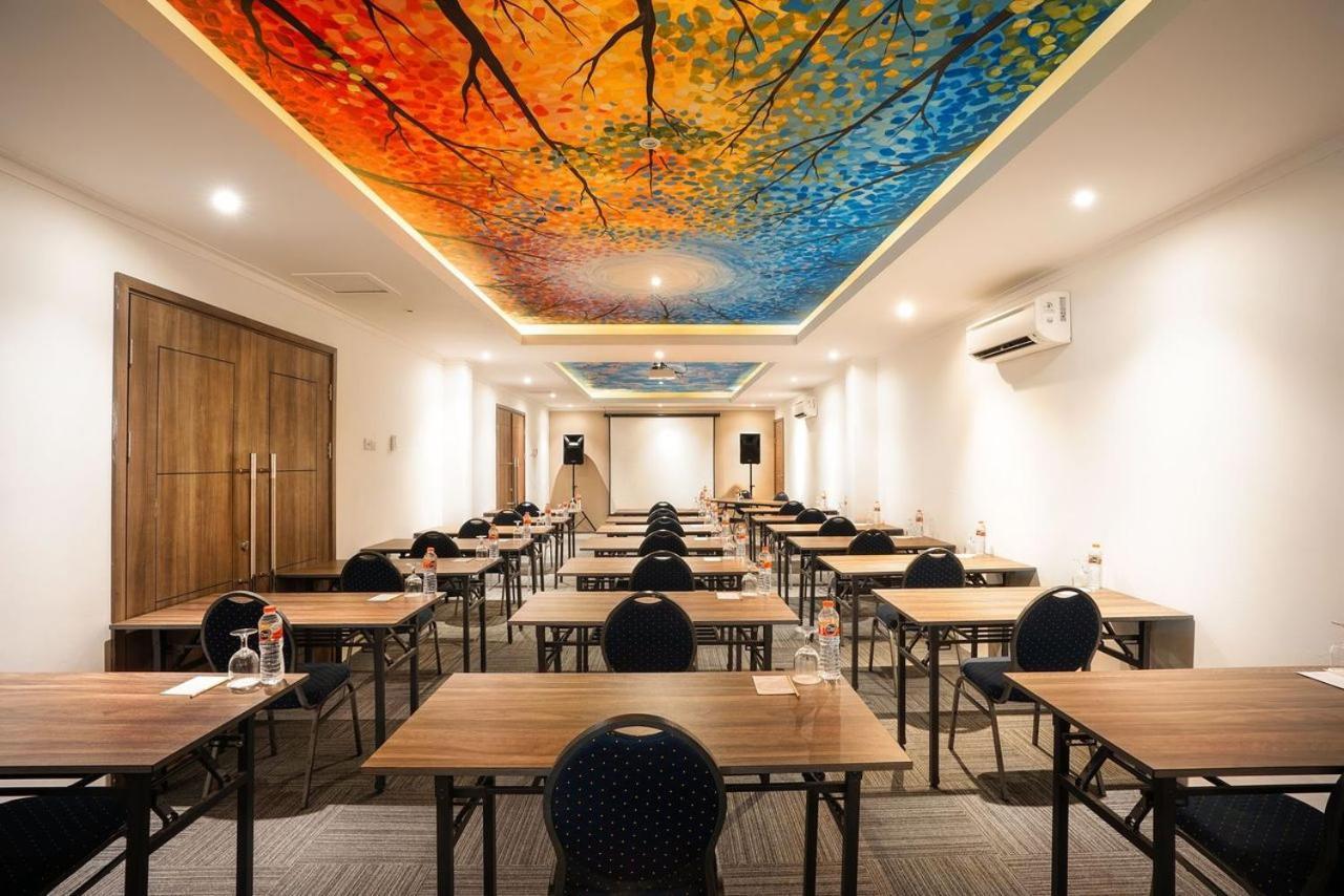 Kaloka Airport Hotel Sumbawa Besar Экстерьер фото