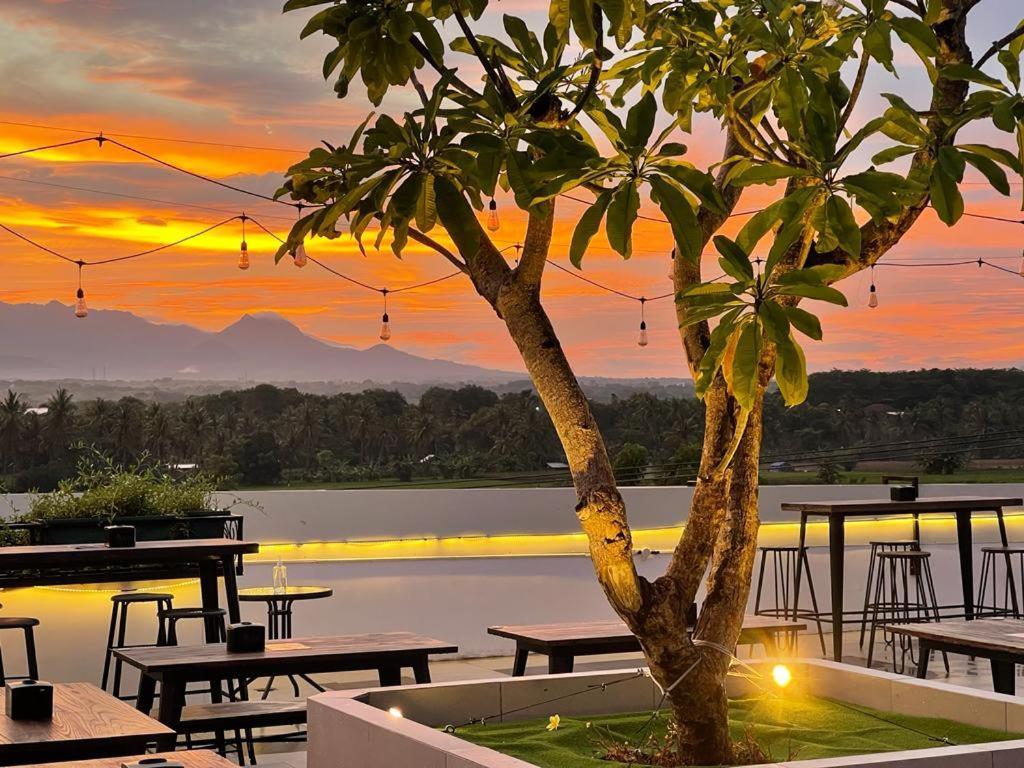 Kaloka Airport Hotel Sumbawa Besar Экстерьер фото